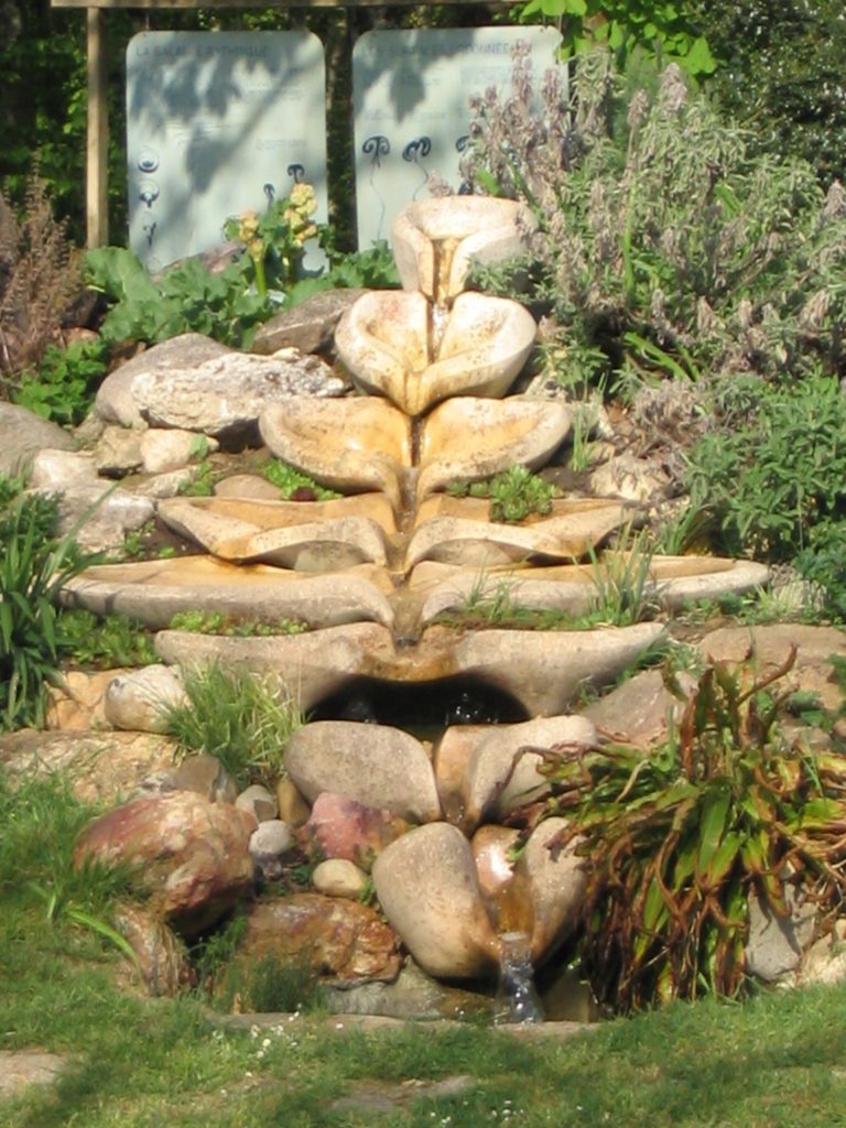 Photo d'une fontaine installée dans les jardins d'eaux vives