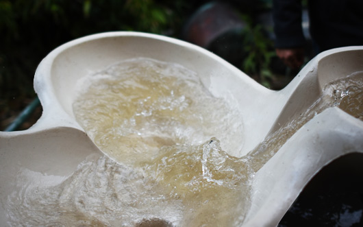 Illustration du tourbillon de l'eau dans une vasque